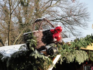 Auf einer Hütte befindet sich Weihnachtsdekoration in Form von einem geflochtenen Korb und roten Kugeln.