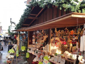 Das Foto zeigt einen Stand auf dem Weihnachtsmarkt mit verschiedenen Dekorationen.