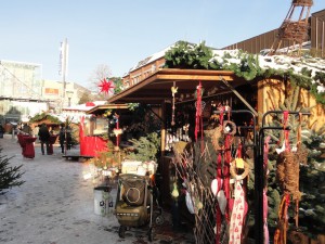 Die Weihnachtsmarktstände bei Tag, die verschiedene Dekorationen verkaufen