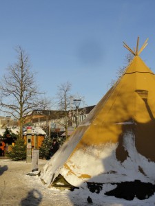 Beiges Tipi-Zelt bei Tag auf dem Weihnachtsmarkt