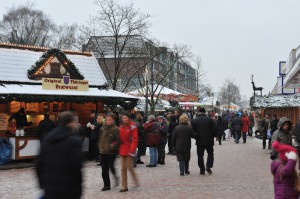 Passanten gehen über den Weihnachtsmarkt