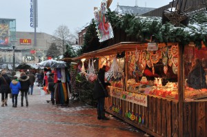 Hütte mit Lebkuchenherzen und Süßigkeiten auf dem Weihnachtsmarkt