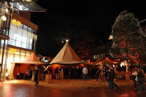 Unter einem aufgestellten Tipi-Zelt tummeln sich die Besucher und genießen Glühwein.