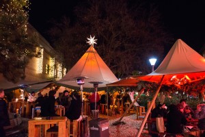 Zelte und Stände in gemütlicher Atmopshäre auf dem Tibarg beim Weihnachtsmarkt 2014