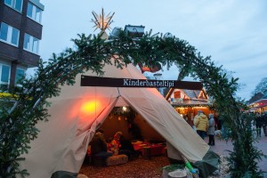 Eingang des Kinderbasteltipi beim Weihnachtsmarkt 2014 auf dem Tibarg