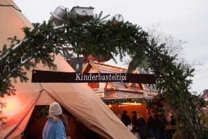 Der Eingang des Kinderbasteltipis beim Weihnachtsmarkt 2014 auf dem Tibarg