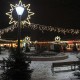 Weihnachtstanne und -beleuchtung auf dem schneebedeckten Tibarg-Gelände