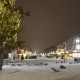 Weihnachtstanne und -beleuchtung auf dem schneebedeckten Tibarg-Gelände