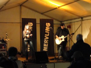 Das Duo Nervling, bestehend aus einer Sängerin und einem Gitarristen mit Akustik-Gitarre, auf der Bühne beim Weinfest