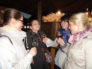 Vier Frauen probieren Wein und unterhalten sich.