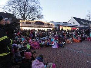 Zuschauer vor der Leinwand beim Winterkino 2015 auf dem Tibarg