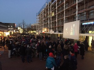 Eine Leinwand auf dem Tibarg beim Winterkino 2015