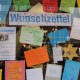 Verschiedene Wunschzettel hängen im Schaufenster