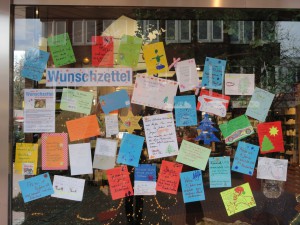 Verschiedene Wunschzettel hängen in einem Schaufenster