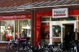 Das Foto zeigt die Haspa-Filiale am Tibarg von außen.