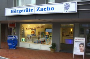 Schaufenster und Ladeneingang von Hörgeräte Zacho