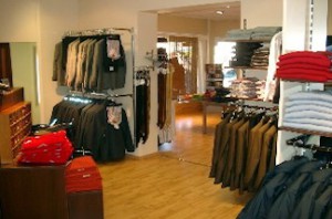 Im Ladeninneren befinden sich auf Kleiderständern Jacken und Pullover von Castro & Schulz.