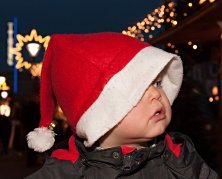 Das Bild zeigt ein Kind mit einer Nikolausmütze.