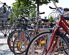 Fahrradständer und Fahrräder am Tibarg