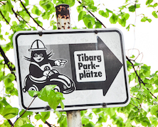 Das Foto zeigt ein Schild mit "Tibarg Parkplätze"