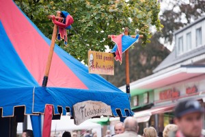 Zelt mit Aufschrift "frisch gemachte Kartoffelchips" beim Bauernmarkt & Weinfest 2015 auf dem Tibarg