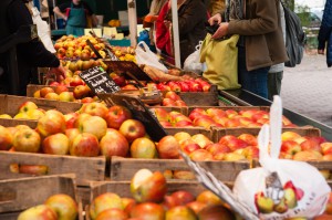 Stand mit einer Vielzahl von Apfelsorten beim Wochenmarkt