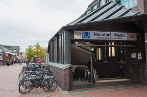 Der Eingang zur U-Bahn Niendorf Markt am Tibarg.