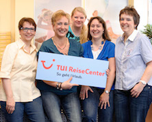 Das Foto zeigt das TUI Reise Center Team in Hamburg-Niendorf