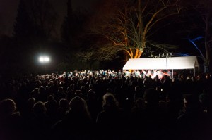 Menschenmenge beim Waldsingen 2014 auf dem Tibarg