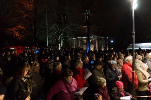 Menschen beim Waldsingen 2014 auf dem Tibarg