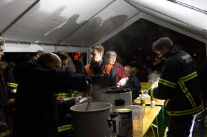 Essensausgabe beim Waldsingen 2014 auf dem Tibarg der Freiwilligen Feuerwehr Hamburg-Niendorf