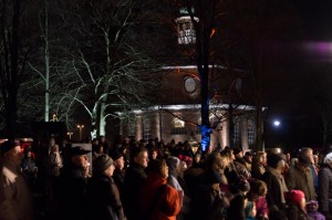 Menschen beim Waldsingen 2014 auf dem Tibarg