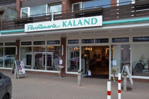 Ein Foto der Frontansicht der Parfümerie Kaland am Tibarg in Hamburg-Niendorf