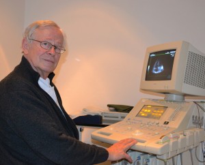 Dr. med. Uwe Desaga sitzt an einem Ultraschallgerät