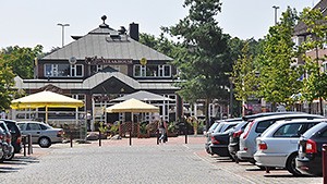 Das Foto zeigt den Tibarg Parkplatz in Hamburg-Niendorf am Tibarg