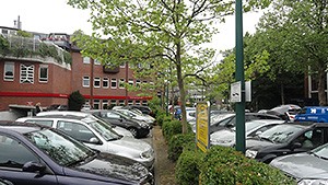 Das Foto zeigt einen Tibarg Parkplatz in Hamburg-Niendorf am Tibarg