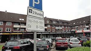 Das Foto zeigt einen Tibarg Parkplatz in Hamburg-Niendorf