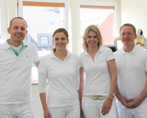 Das Zahnarzt-Team um Konstantin von Laffert präsentiert sich