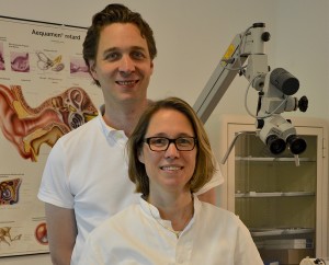 Dr. med. Nadja Zingel und Dr. med. Stefan Noster gucken lächeln in die Kamera