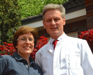 Dr. Susanne Franzen und Dr. Dr. Gerhard Schwartz lächeln in die Kamera