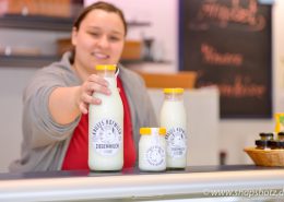 Frische Ziegenmilch vom Hof