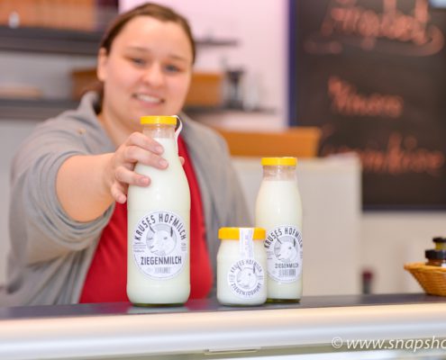 Frische Ziegenmilch vom Hof