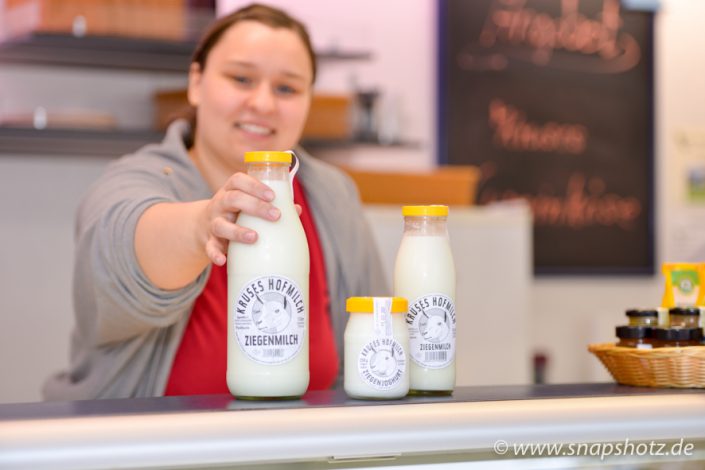 Frische Ziegenmilch vom Hof