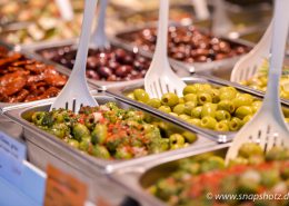 Große Auswahl an Oliven und Antipasti beim Wochenmarktstand Mediterrane Spezialitäten