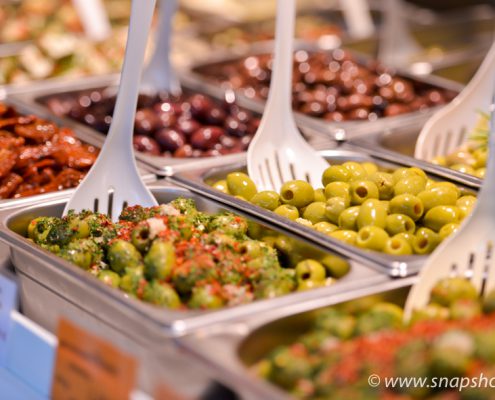 Große Auswahl an Oliven und Antipasti beim Wochenmarktstand Mediterrane Spezialitäten