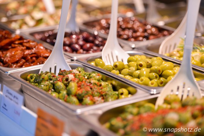 Große Auswahl an Oliven und Antipasti beim Wochenmarktstand Mediterrane Spezialitäten
