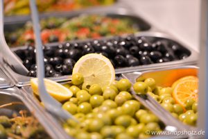 Grüne und schwarze Oliven bei Mediterrane Spezialitäten