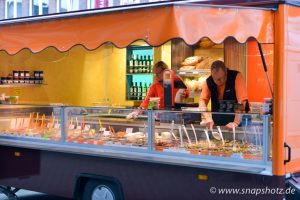 Der Marktstand von Mediterrane Spezialitäten auf dem Tibarg Wochenmarkt macht Lust auf mehr