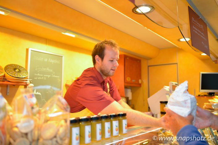 Netter Servicen beim Marktstand Käsestolz am Tibarg Wochenmarkt