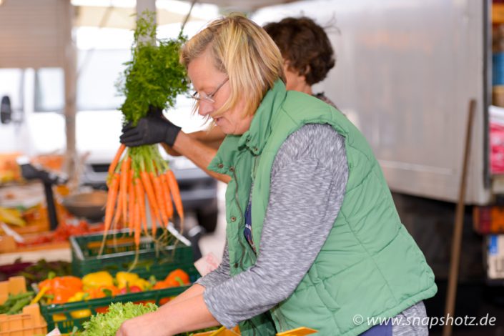 Immer viel zu tun beim Obst- und Gemüsestand Buhr